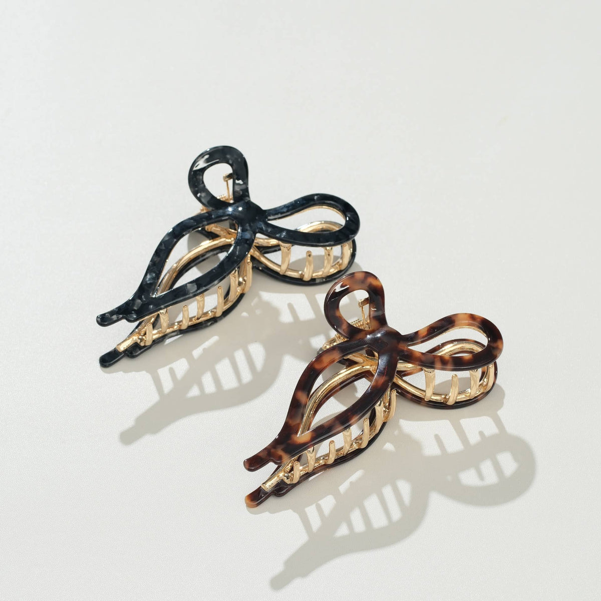 Adorro - Sabrina Vintage Snow Ribbon Metal Bow Claw Clip - Large