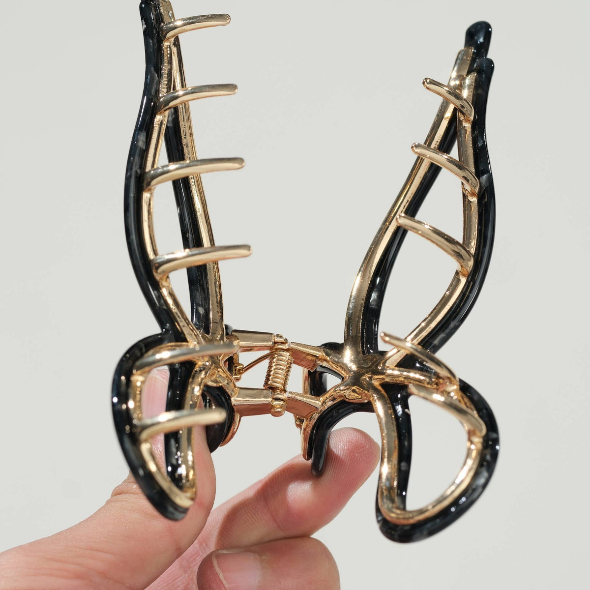 Adorro - Sabrina Vintage Snow Ribbon Metal Bow Claw Clip - Large