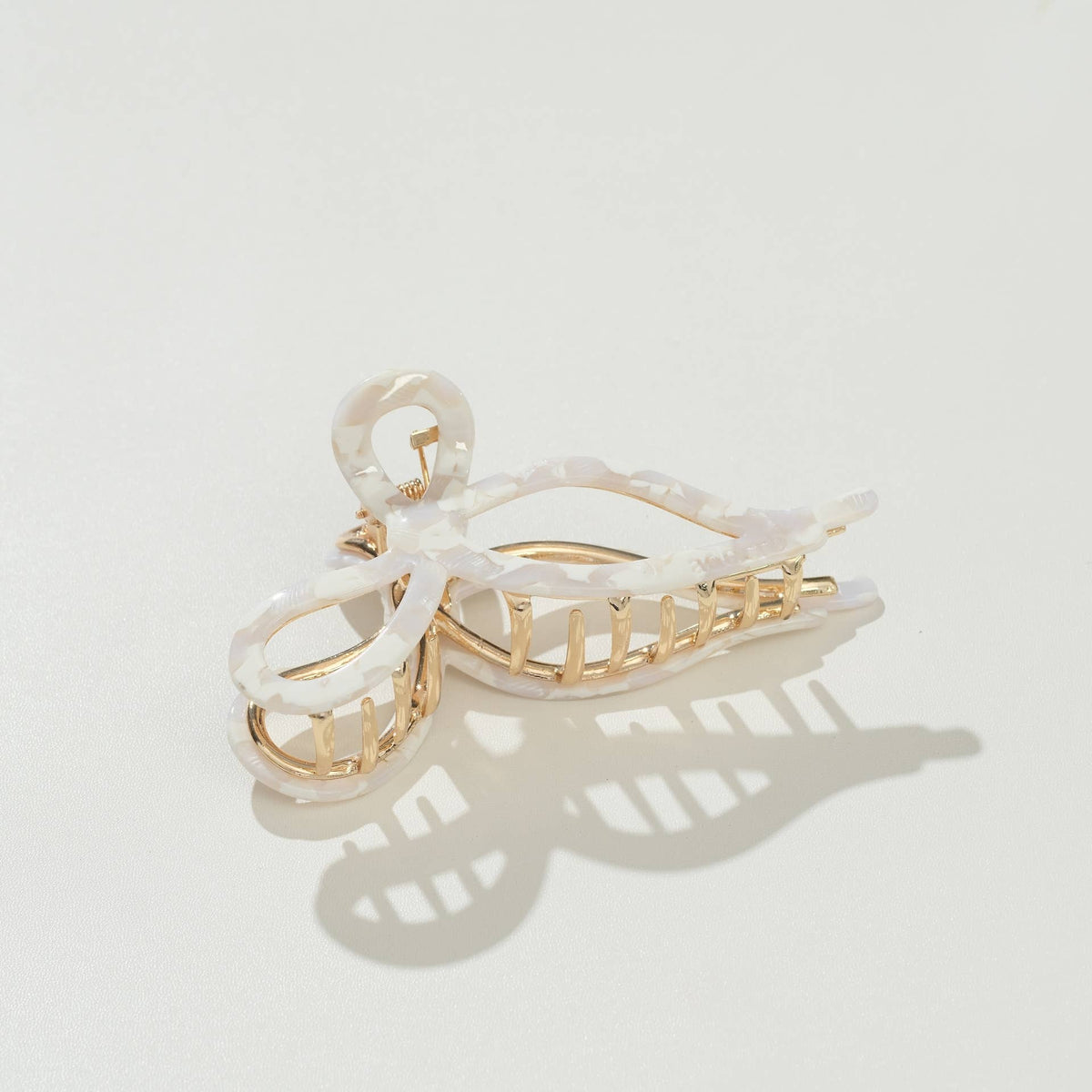 Adorro - Sabrina Vintage Snow Ribbon Metal Bow Claw Clip - Large